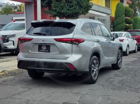 TOYOTA HIGHLANDER XLE 2020